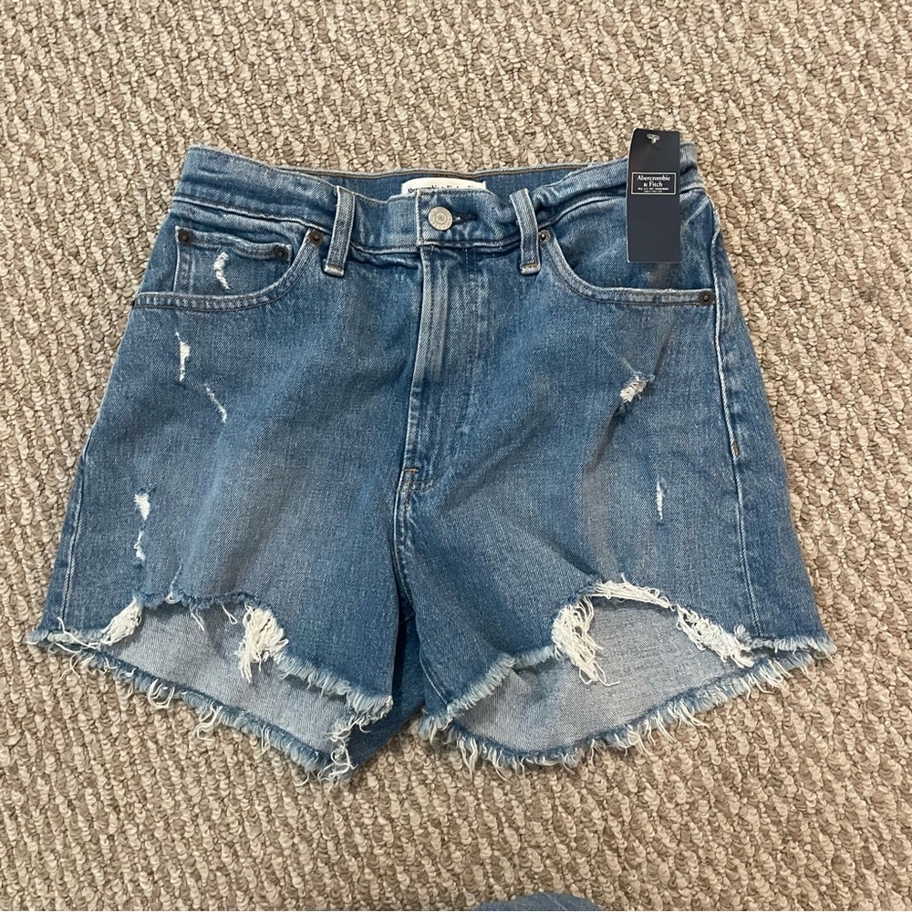 NWT Abercrombie & Fitch Curve Love The 4” Mom High Rise Denim Shorts size 6